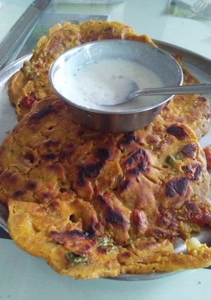 बेसन मिक्स चिला (besan mix chilla recipe in marathi) रेसिपी चे मुख्य फोटो