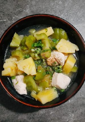 Hình của món Canh gà nấu thơm & khổ qua.