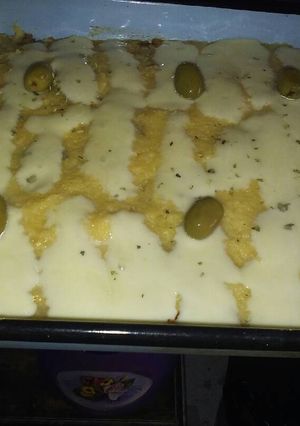 Una foto de Pastel de polenta con carne picada y aceitunas