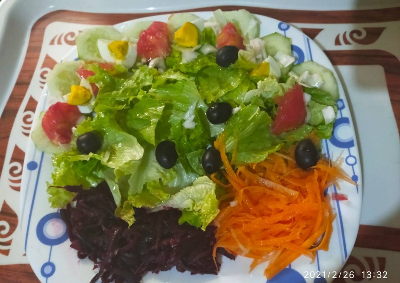 How to Prepare Any-night-of-the-week Salade laitue frisée / carotte / betterave / concombre