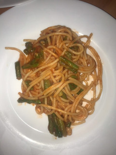 Una foto de Spaghettis con gambas, ajos tiernos y espárragos