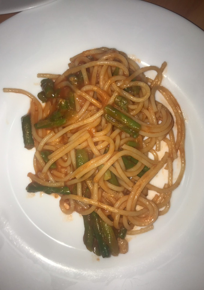 Una foto de Spaghettis con gambas, ajos tiernos y espárragos