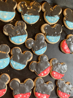 Una foto de Glasé real de colores para decorar galletas Sin Tacc
