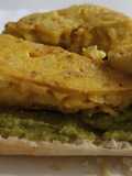 Montaditos de guacamole y tortilla de patatas