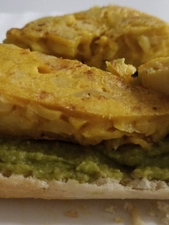 Una foto de Montaditos de guacamole y tortilla de patatas
