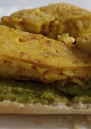 Una foto de Montaditos de guacamole y tortilla de patatas