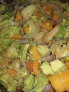 Una foto de Ensalada de aguacate y papaya con camarones👌