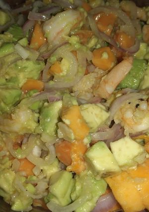 Una foto de Ensalada de aguacate y papaya con camarones👌
