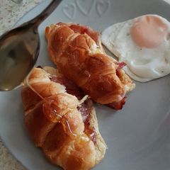 A picture of My Croissant with Bacon and Honey 😀.