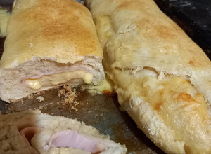 Una foto de Pan relleno de jamón y queso