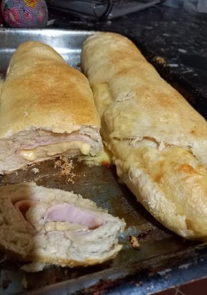 Una foto de Pan relleno de jamón y queso