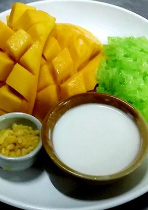 A picture of Pandan Sticky Rice with Mango.