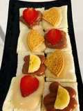 Eat milk bread with fruit and biscuit