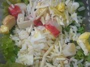 Una foto de surimi con huevo