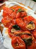 Bruschetta com Tomate Assado e Ervas