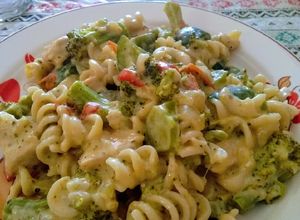 Una foto de Pasta con pollo y brocoli