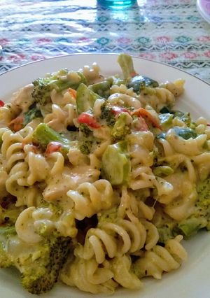 Una foto de Pasta con pollo y brocoli