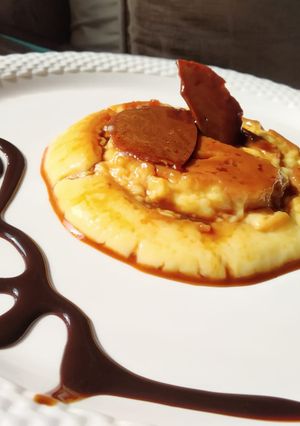 A picture of Custard pudding with caramel.
