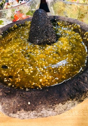 Una foto de Salsa verde en molcajete