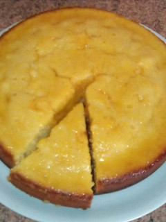 Una foto de Bizcocho vegano de naranja con almíbar