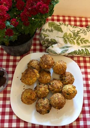 O poză a rețetei Brioșe aperitiv cu somon, legume și cașcaval.