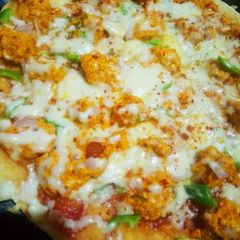 A picture of Chicken creamy tikka pizza.