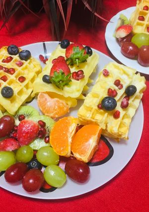 Una foto de Wafles Salados con Queso mozzarella y Queso Parmesano!🧇🍯🥝🍓🍊