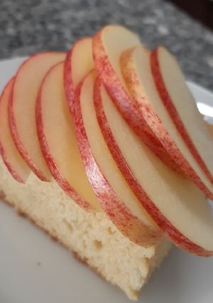 Una foto de Torta húmeda con manzana o cualquier otra fruta