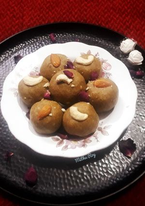 बाजरा और गोंद के लड्डू(bajra aur gond ke laddu recipe in hindi) रेसिपी मुख्य फोटो