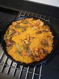 Una foto de Paella de pollo y conejo (Valenciana)