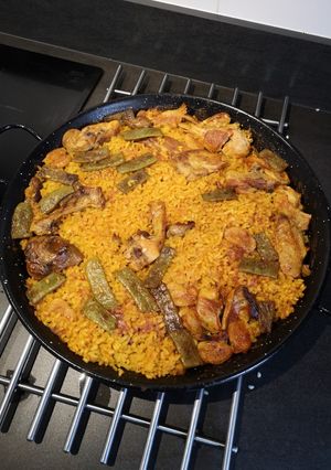 Una foto de Paella de pollo y conejo (Valenciana)
