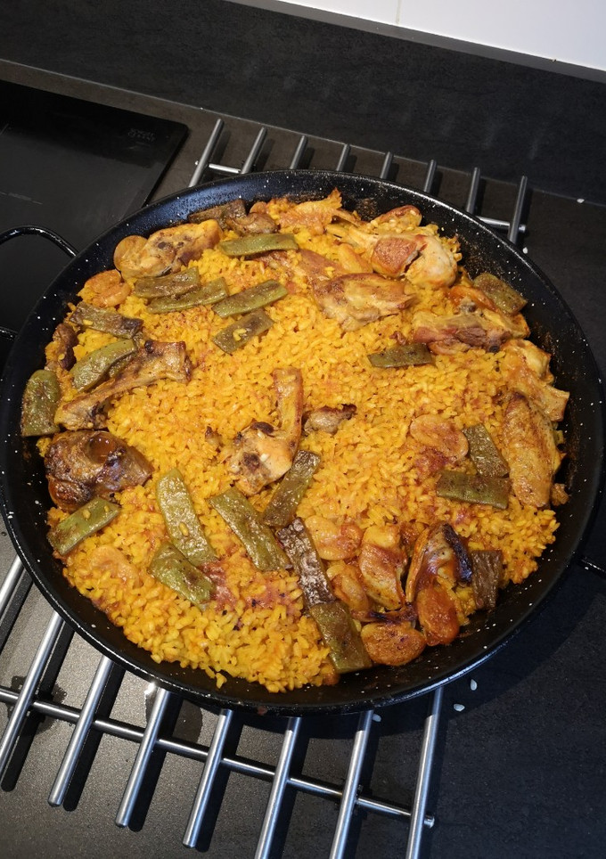 Una foto de Paella de pollo y conejo (Valenciana)