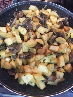 Una foto de Champiñones al ajillo con patatas👩🍳