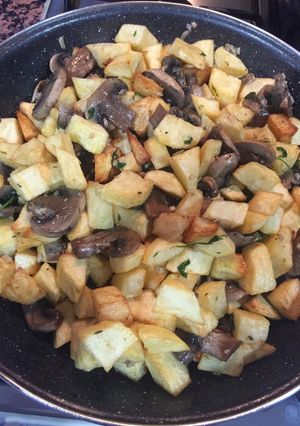 Una foto de Champiñones al ajillo con patatas👩‍🍳