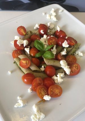 Zdjęcie przepisu Makaron z pesto bazyliowym,fetą i pomidorkami🍝.