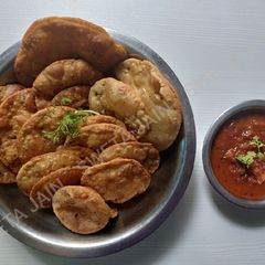 A picture of Fenugreek Spiced Puries.
