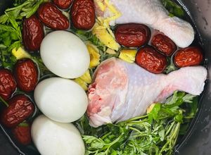 Hình của món Gà Hầm Ngải Cứu.