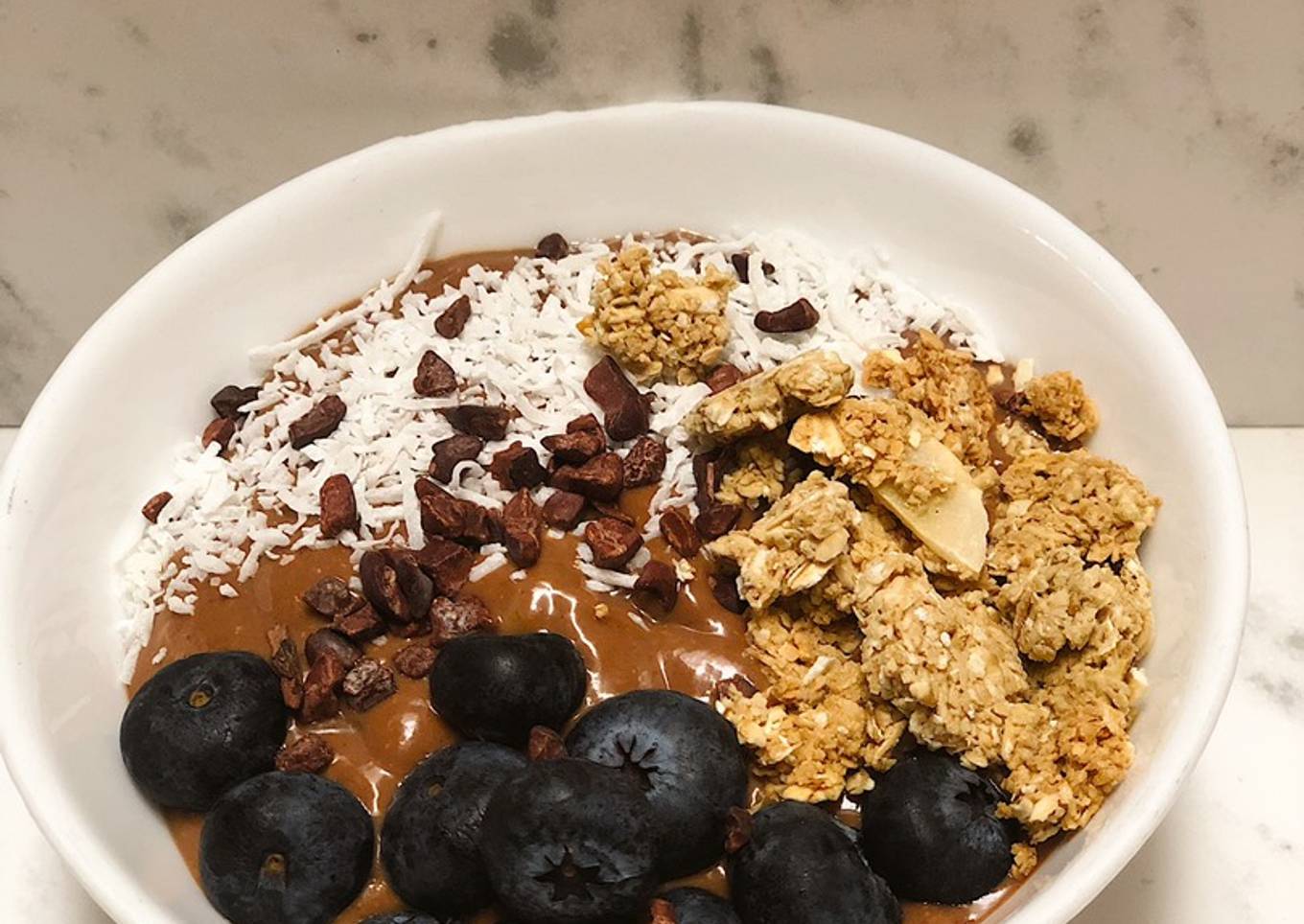 Bowl de mousse de aguacate 🥑 de chocolate 🍫, granola de coco y nibs de cacao 🤯 en 10 minutos