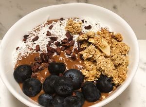 Una foto de Bowl de mousse de aguacate 🥑 de chocolate 🍫, granola de coco y nibs de cacao 🤯 en 10 minutos