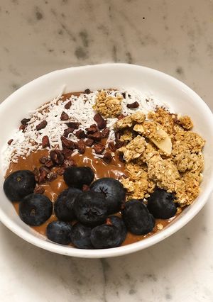 Una foto de Bowl de mousse de aguacate 🥑 de chocolate 🍫, granola de coco y nibs de cacao 🤯 en 10 minutos