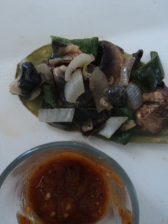 Una foto de Nopales Prehispánicos asados con huitlacoche, cebolla, hongos y epazote con agua de tequesquite