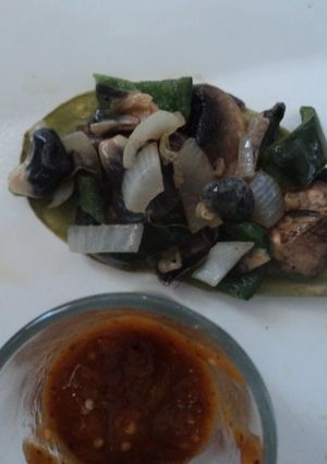 Una foto de Nopales Prehispánicos asados con huitlacoche, cebolla, hongos y epazote con agua de tequesquite
