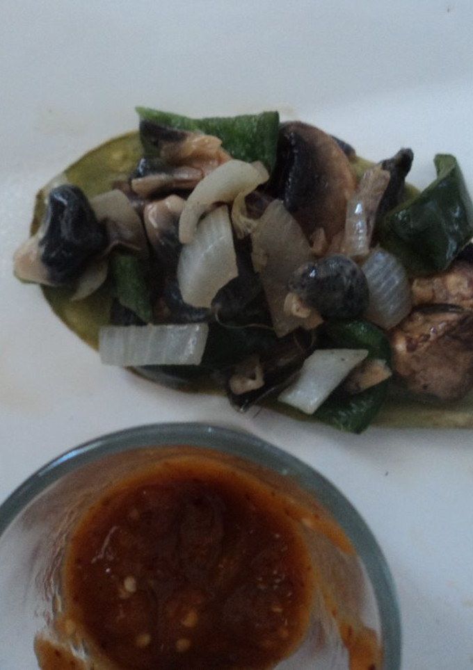 Una foto de Nopales Prehispánicos asados con huitlacoche, cebolla, hongos y epazote con agua de tequesquite