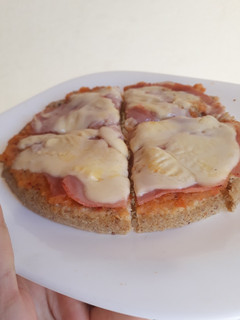 Una foto de Pizza de avena con pocos ingredientes