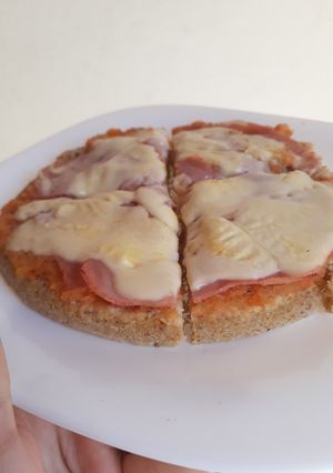 Una foto de Pizza de avena con pocos ingredientes