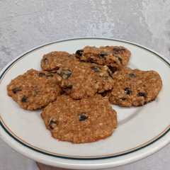 A picture of Galletitas de avena con chocolate y nueces.