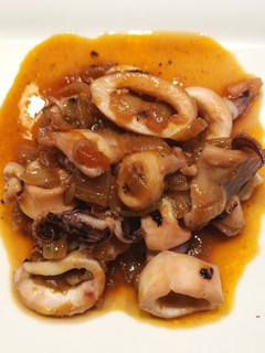 Una foto de Calamares encebollados 🦑 🧅
