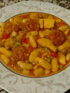 Una foto de Alubias blancas con pollo y chorizo