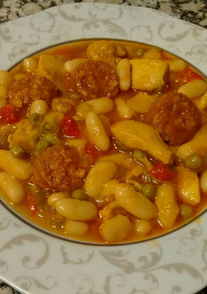 Una foto de Alubias blancas con pollo y chorizo