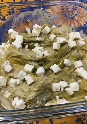 Une photo de Poireaux vinaigrette marinés sauce câpres et feta